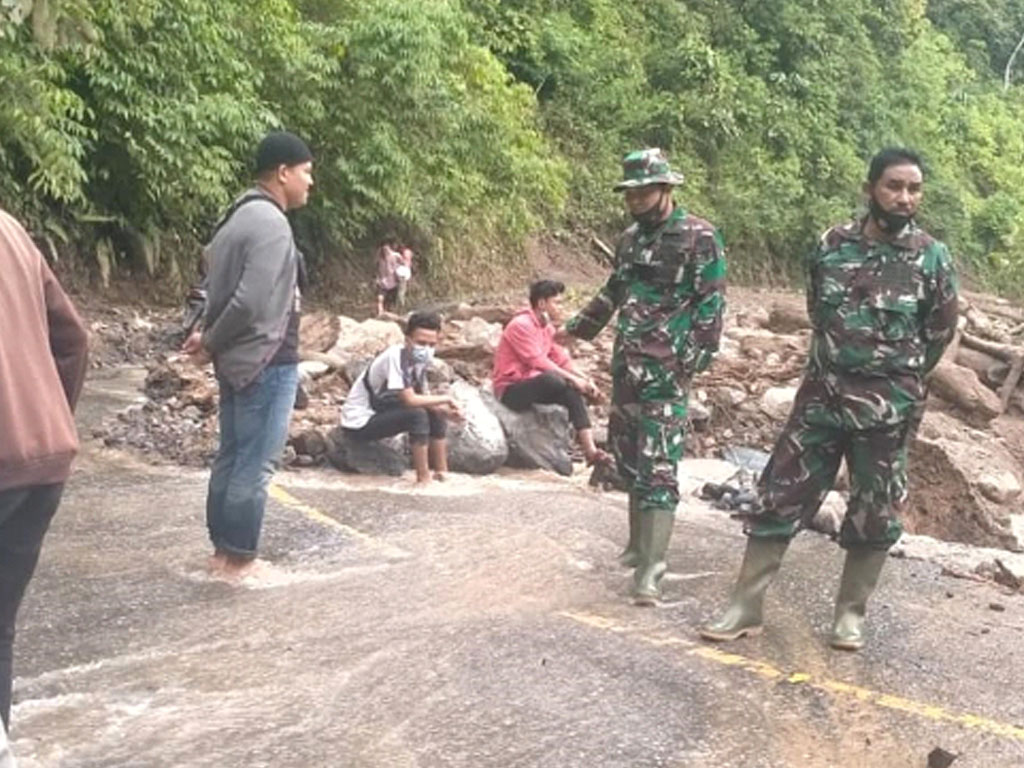 warga menunggu perbaikan jalan