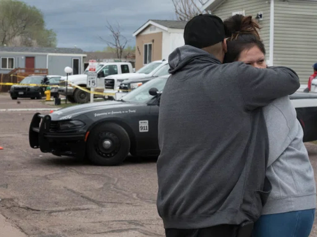 keluarga dan teman korban penembakan di colorado