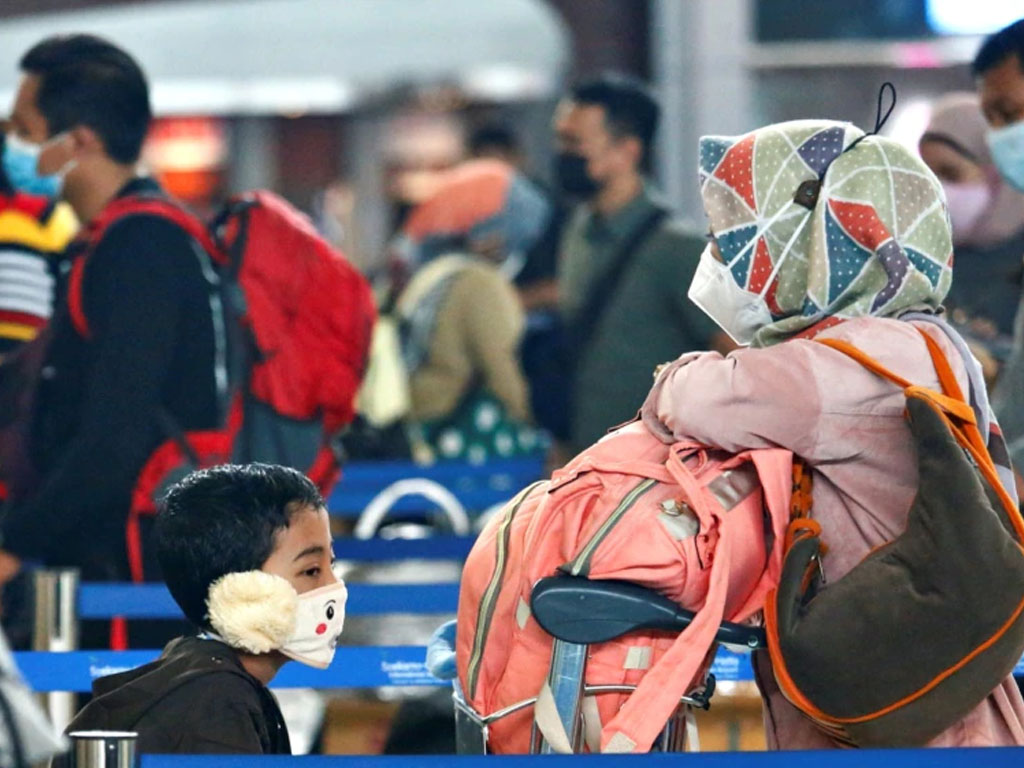 warga antre di bandara soetta