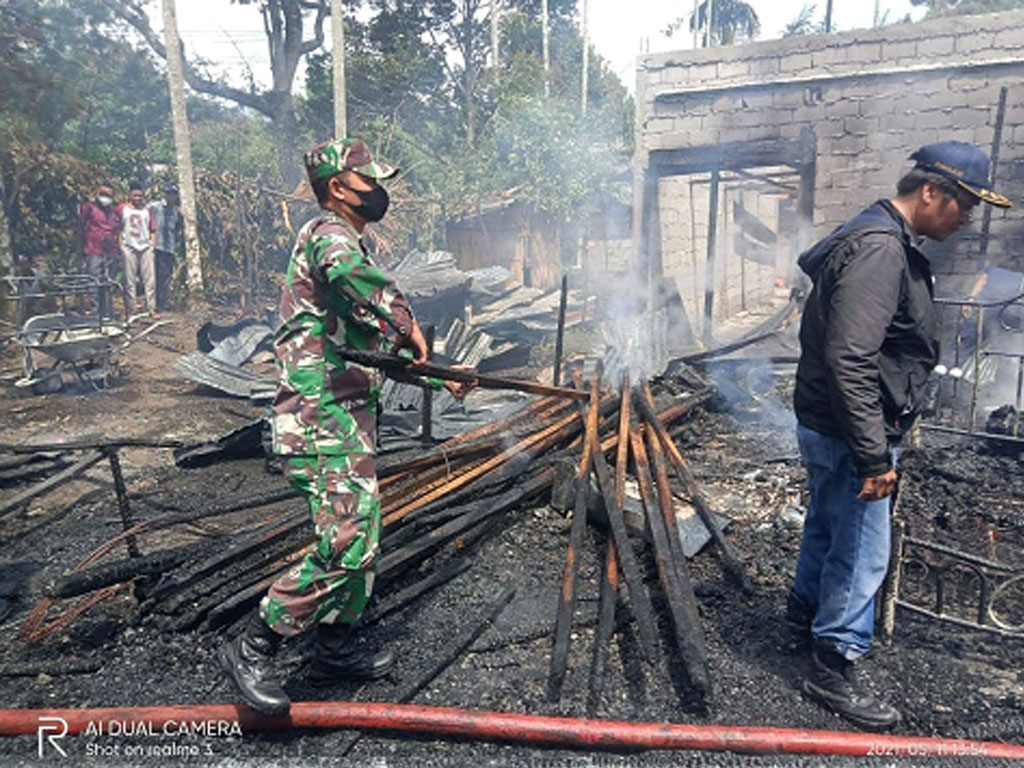 babinsa bantu bersihkan puing bener meriah