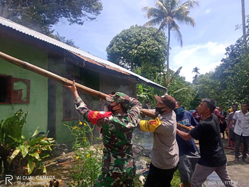 tni polri dan warga bantu padamkan api bener meriah