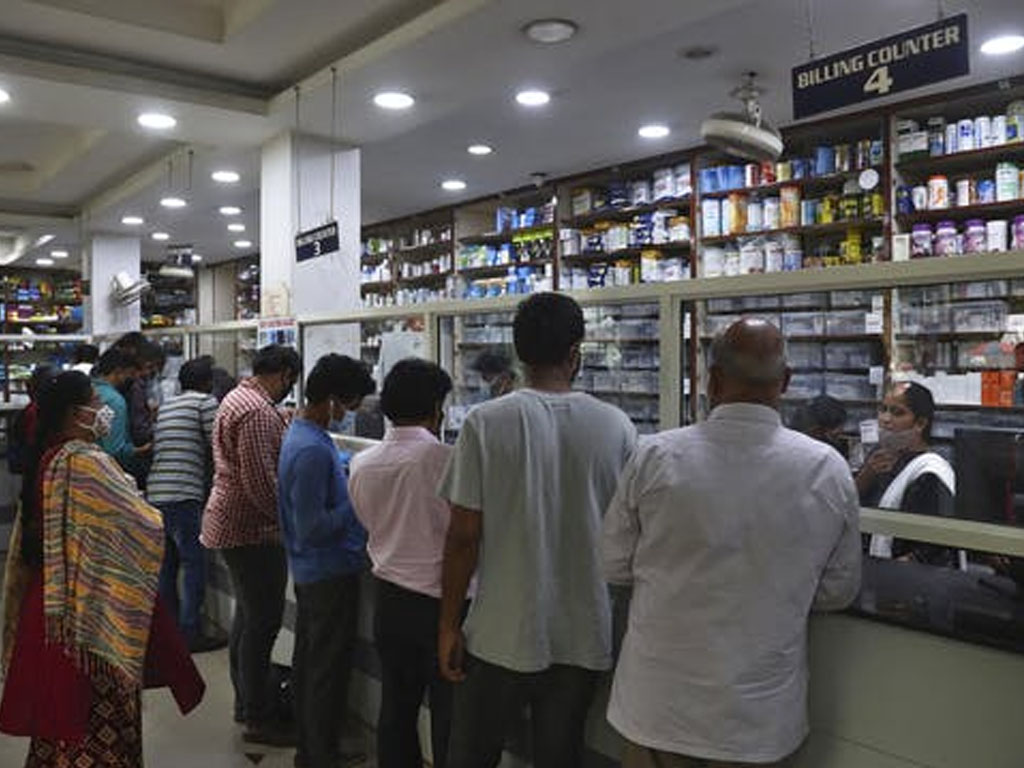 Warga antre untuk membeli obat di apotek di Hyderabad