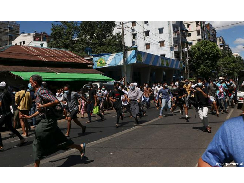 Pemrotes berlarian di Yangon