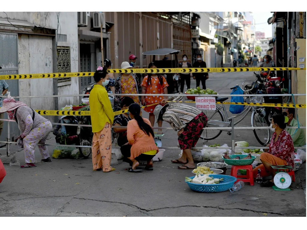 warga beli sayuran di kamboja