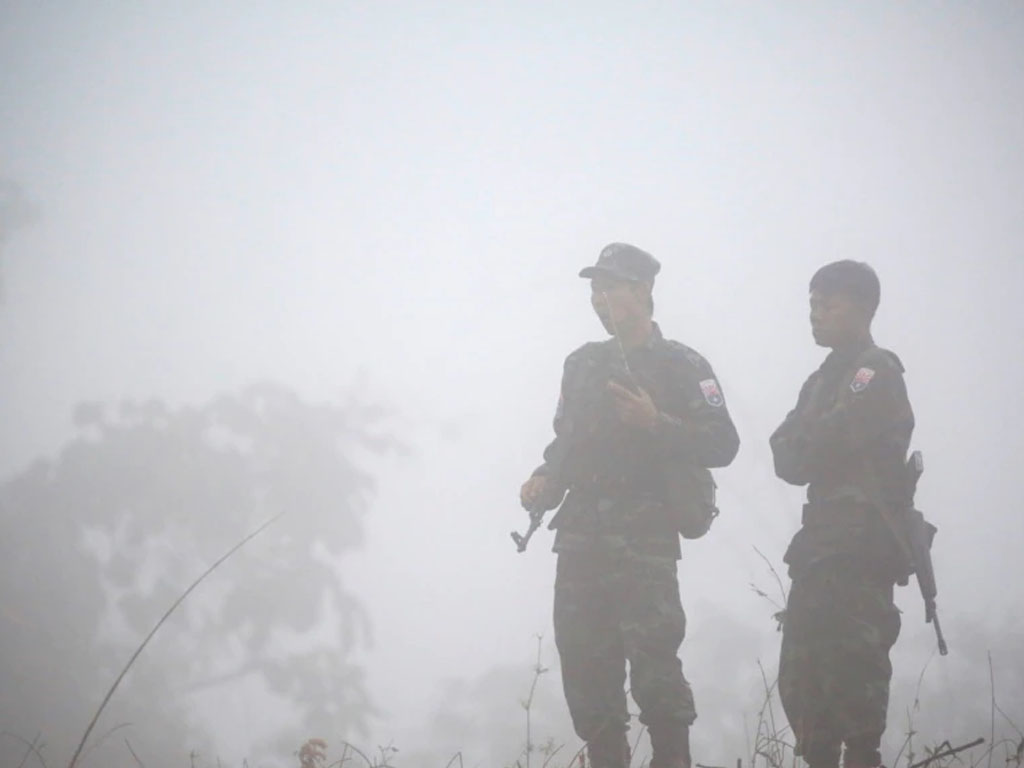 Para kombatan yang menentang militer Myanmar