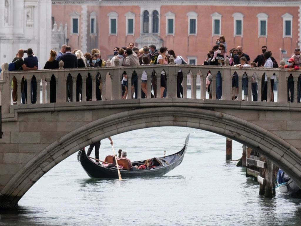 Turis menikmati suasana di Venesia