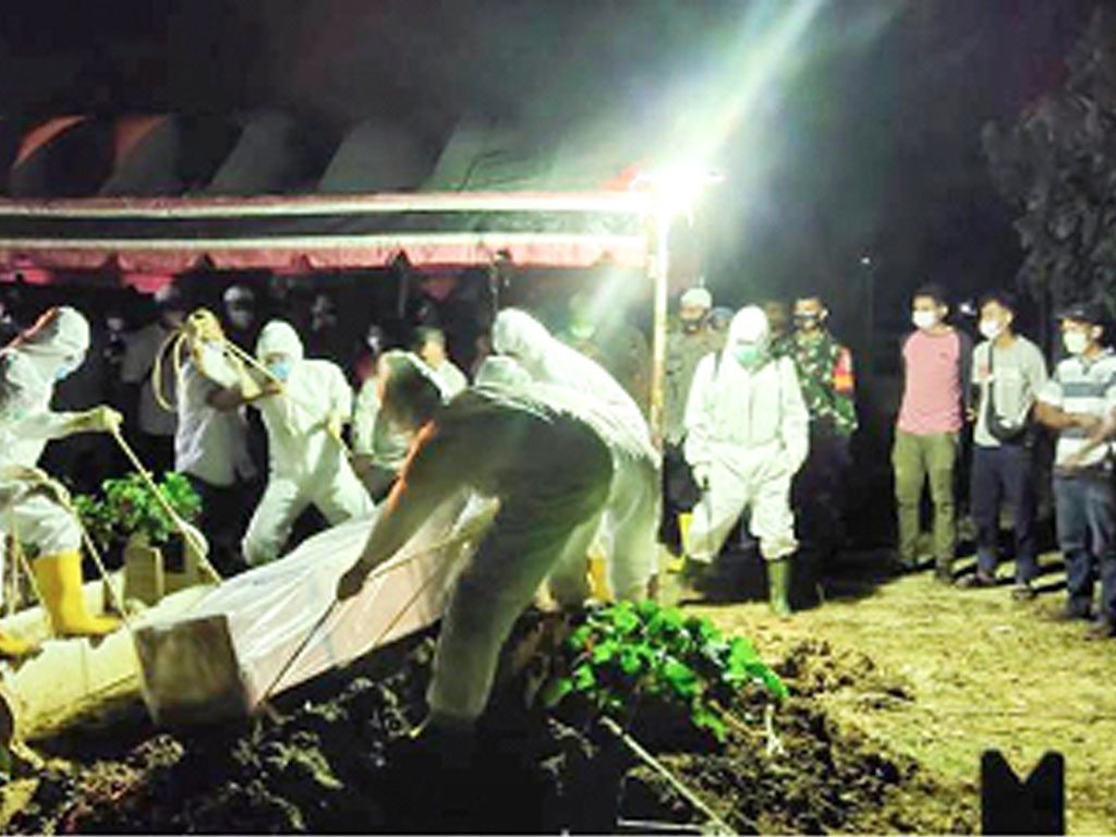 pemakaman jenazah covid langsa malam hari