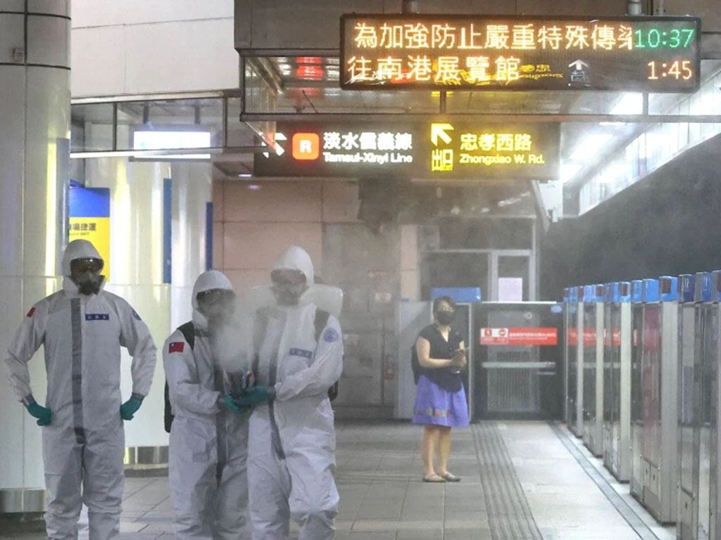 Tentara mendisinfeksi stasiun utama Taipei
