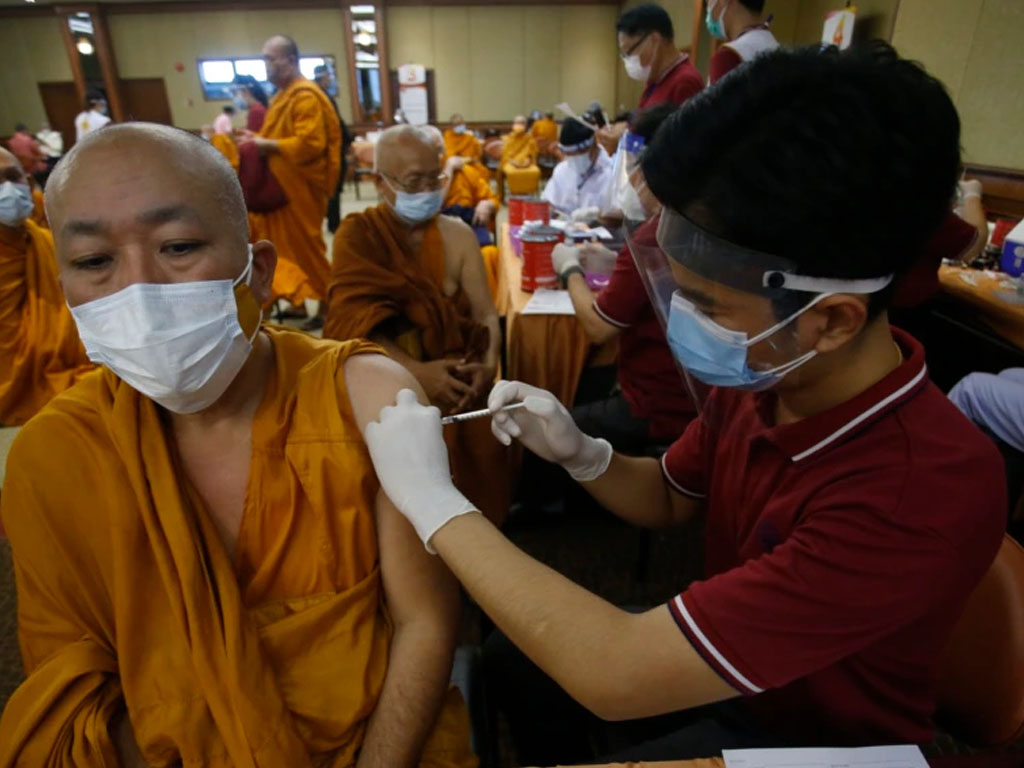 vaksinasi biksu thailand