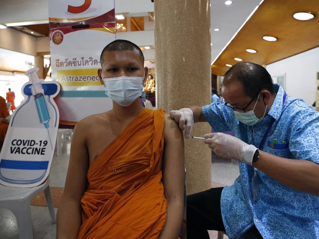 Seorang biksu Thailand menerima suntikan vaksin Covid-19