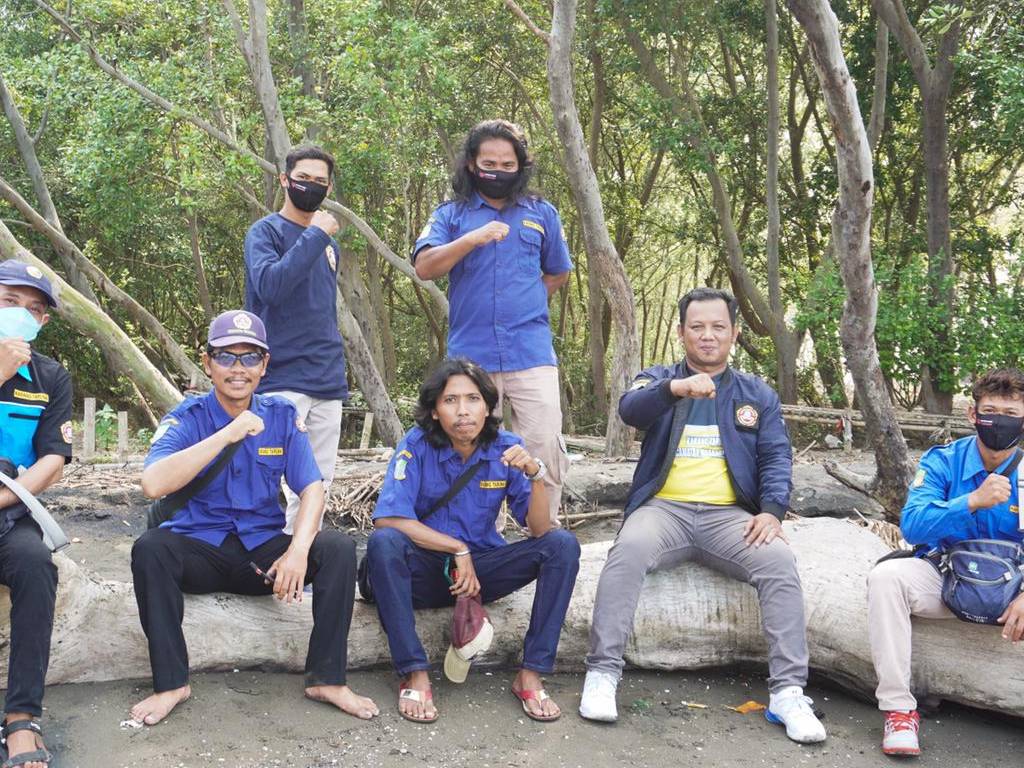 Tanam Ratusan Mangrove