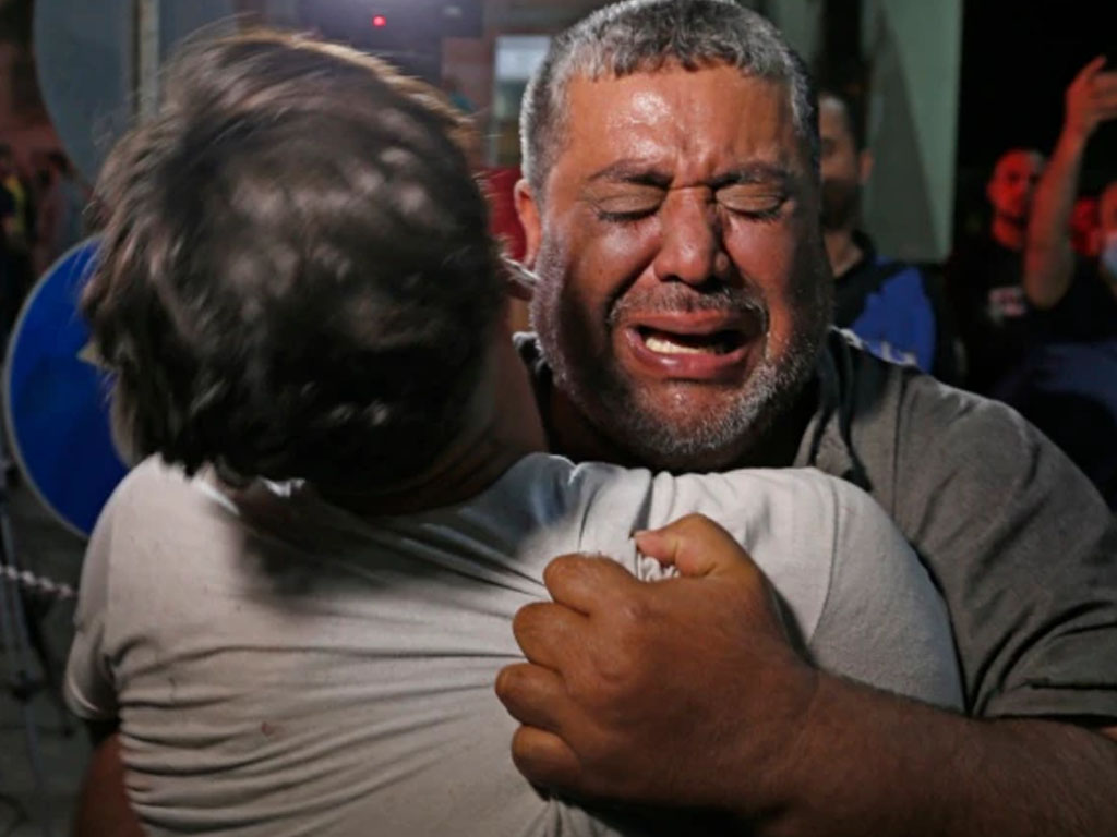 Seorang pria Palestina menangis