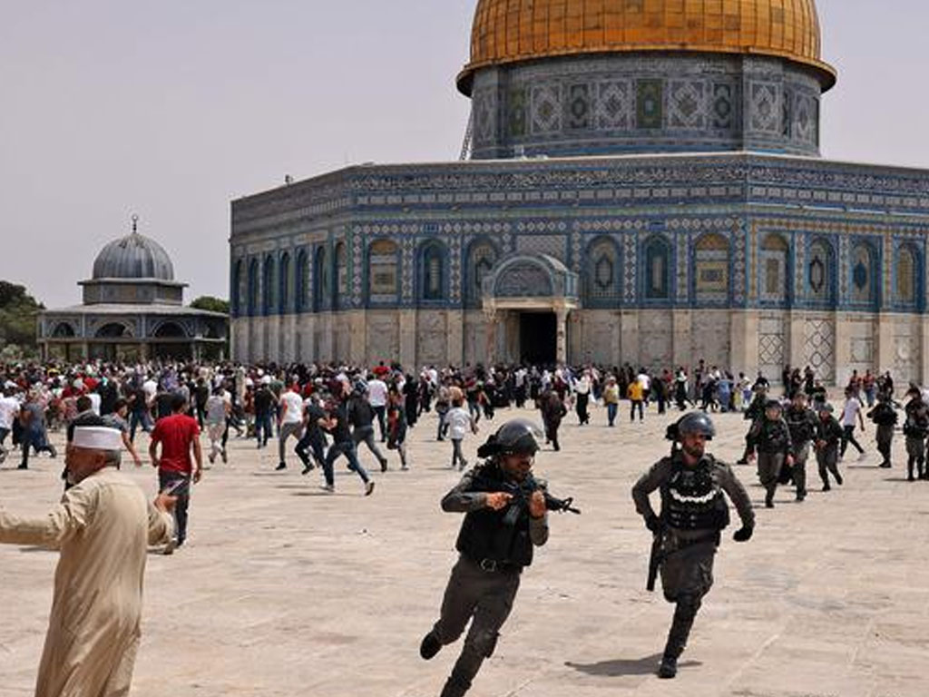 Bentrokan terjadi di komplek Masjid al-Aqsa