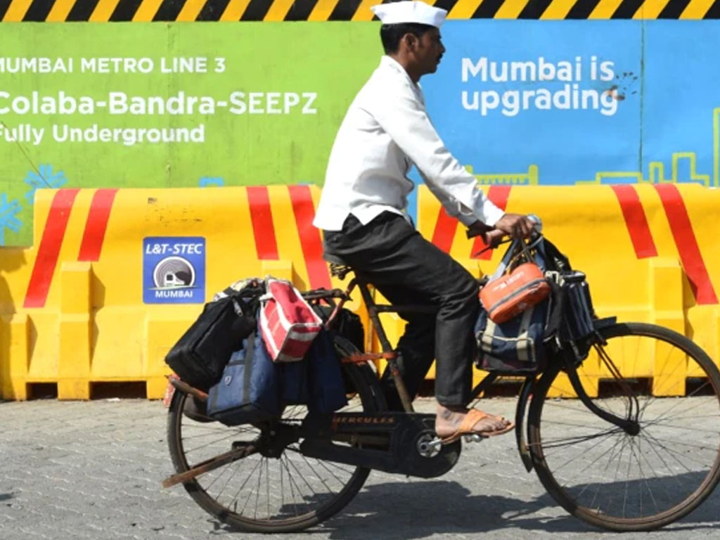 Seorang dabbawala bersepeda