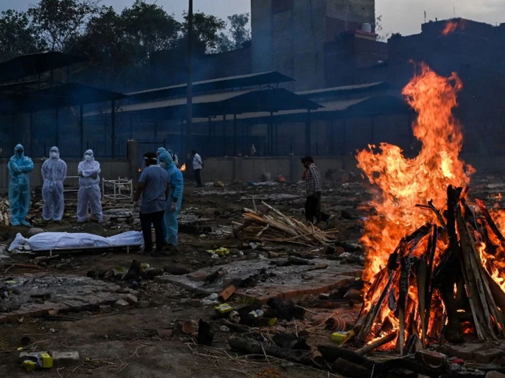 keluarga jenazah covid di India