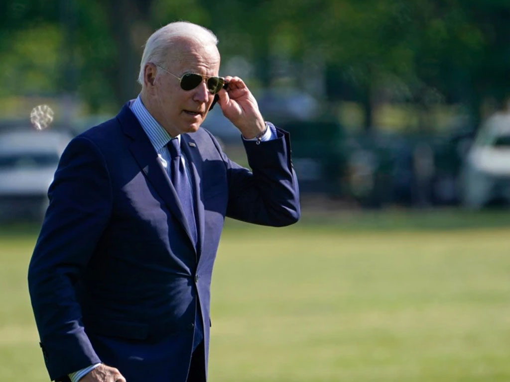 Biden berjalan keluar dari Marine One