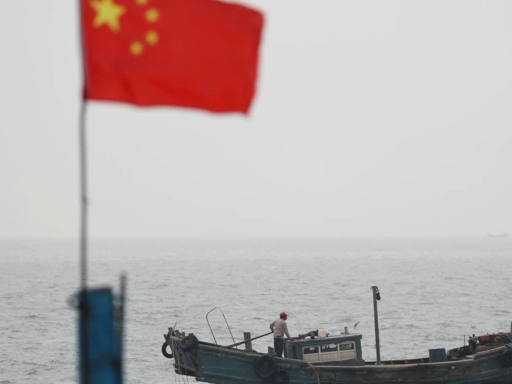Bendera China tampak dekat kapal nelayan