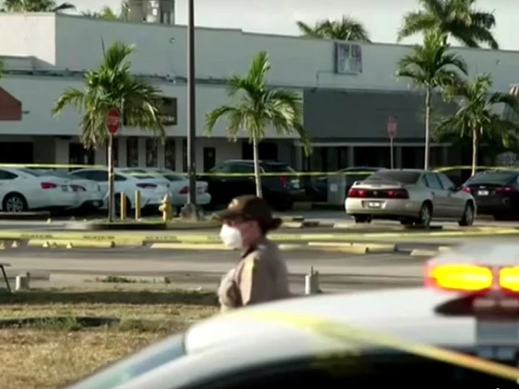 Polisi mengamankan lokasi penembakan di Miami
