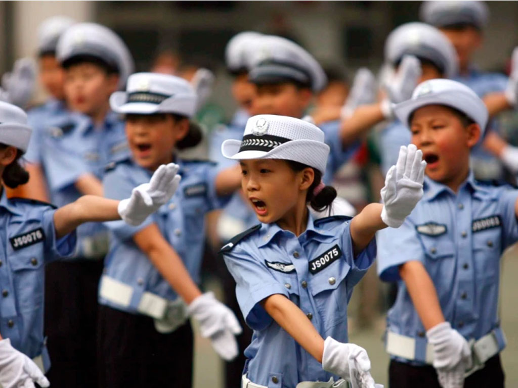 Anak-anak China pakai seragam polisi lalu lintas