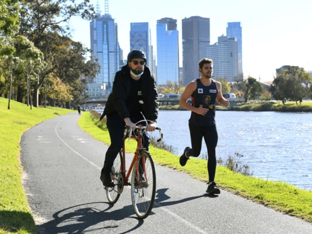 Warga berolahraga di Melbourne