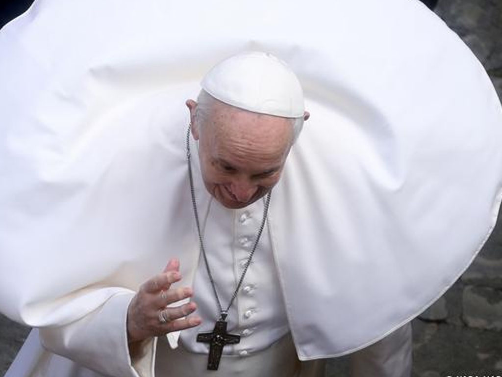 Paus Fransiskus telah merevisi UU gereja