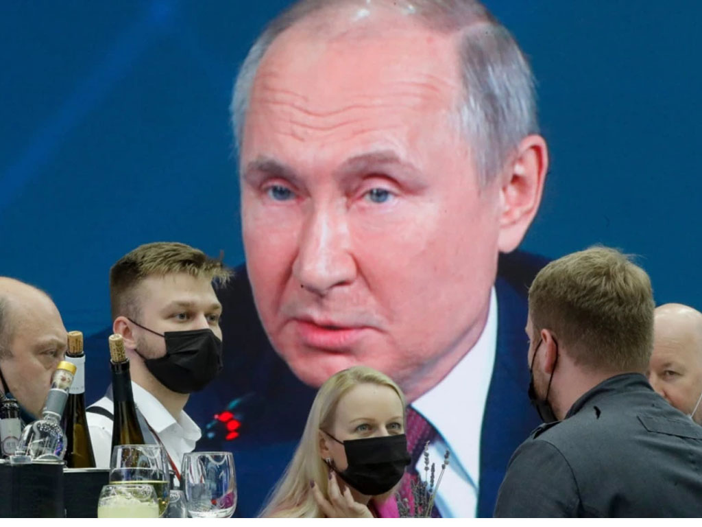 Para jurnalis menyimak   Putin