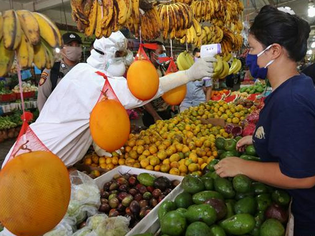 Pemeriksaan temperatur tubuh pedagang di batam