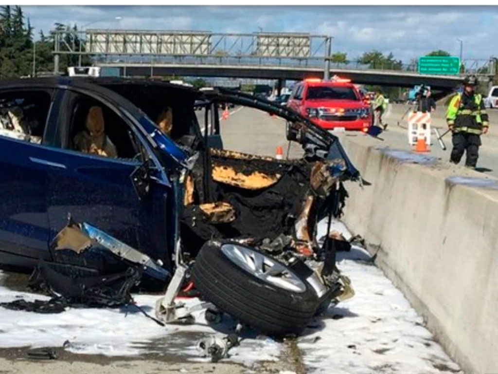Petugas gawat darurat di lokasi kecelakaan mobil listrik Tesla