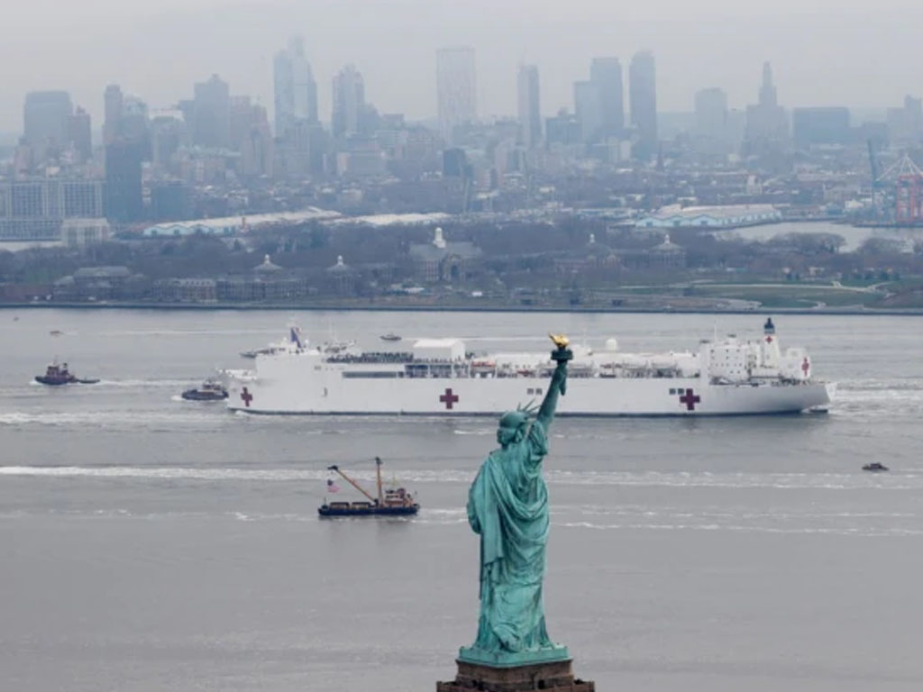 USNS Comfort melewati Patung Liberty