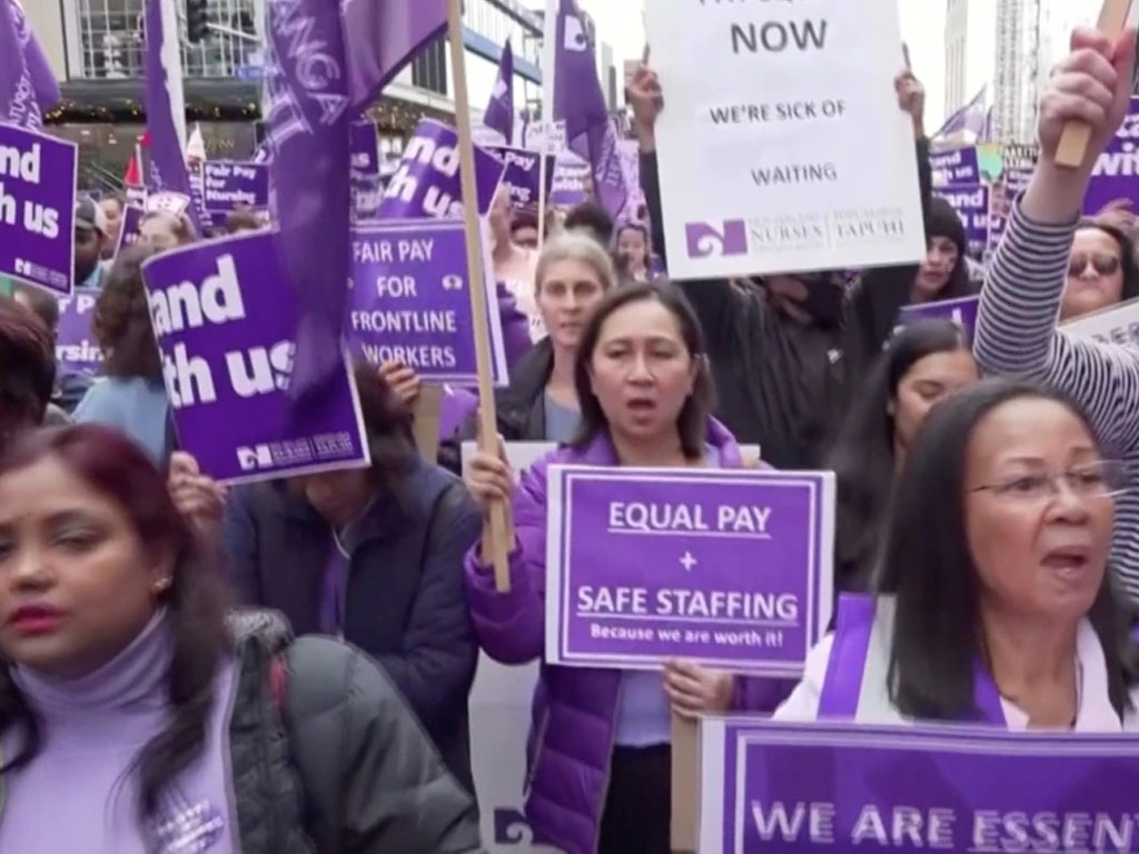 Perawat berbaris selama pemogokan di Auckland