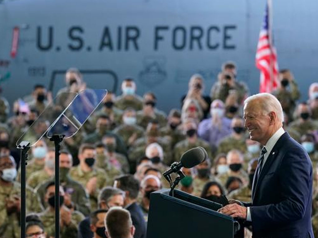 biden di pangkalan militer amerika di inggris