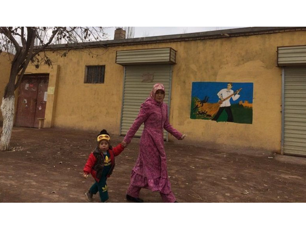 perempuan uighur dan anaknya