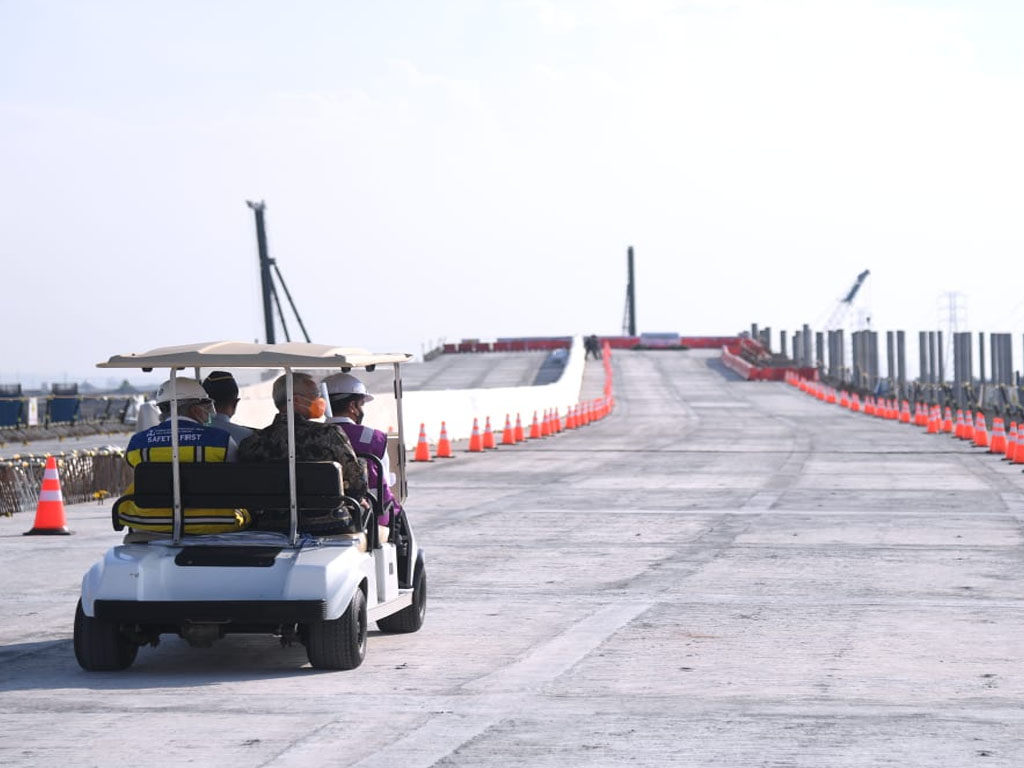 Jokowi meninjau pembangunan jalan tol ruas Semarang-Demak