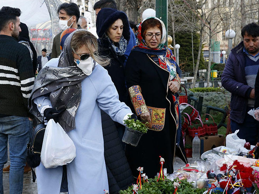 warga iran di tengah pandemi
