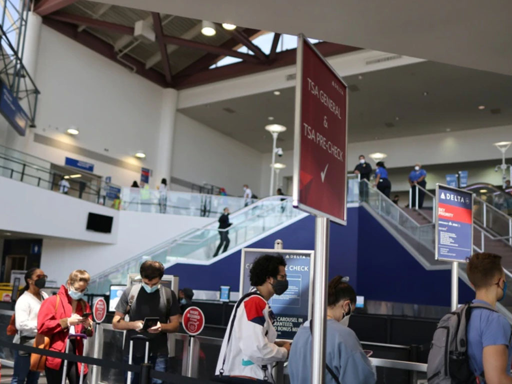 penumpang di bandara lax amerika