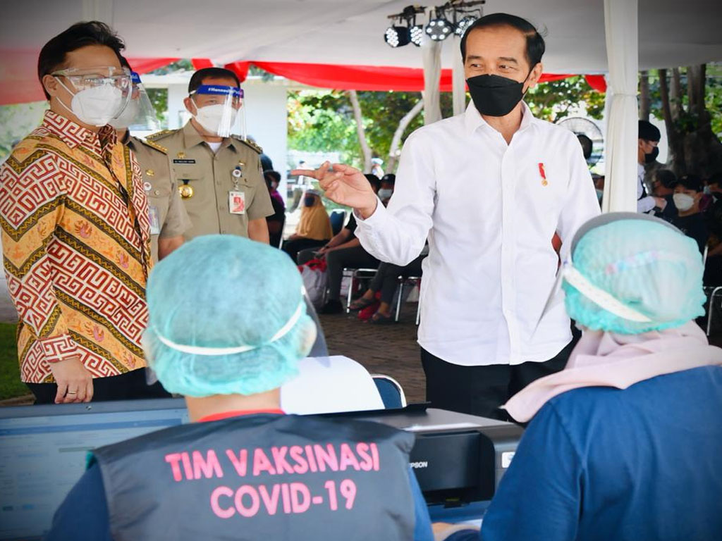 jokowi tinjau vaksinasi di pluit