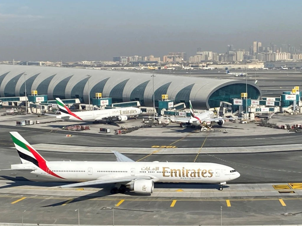 Pesawat Emirates di Bandara Internasional Dubai