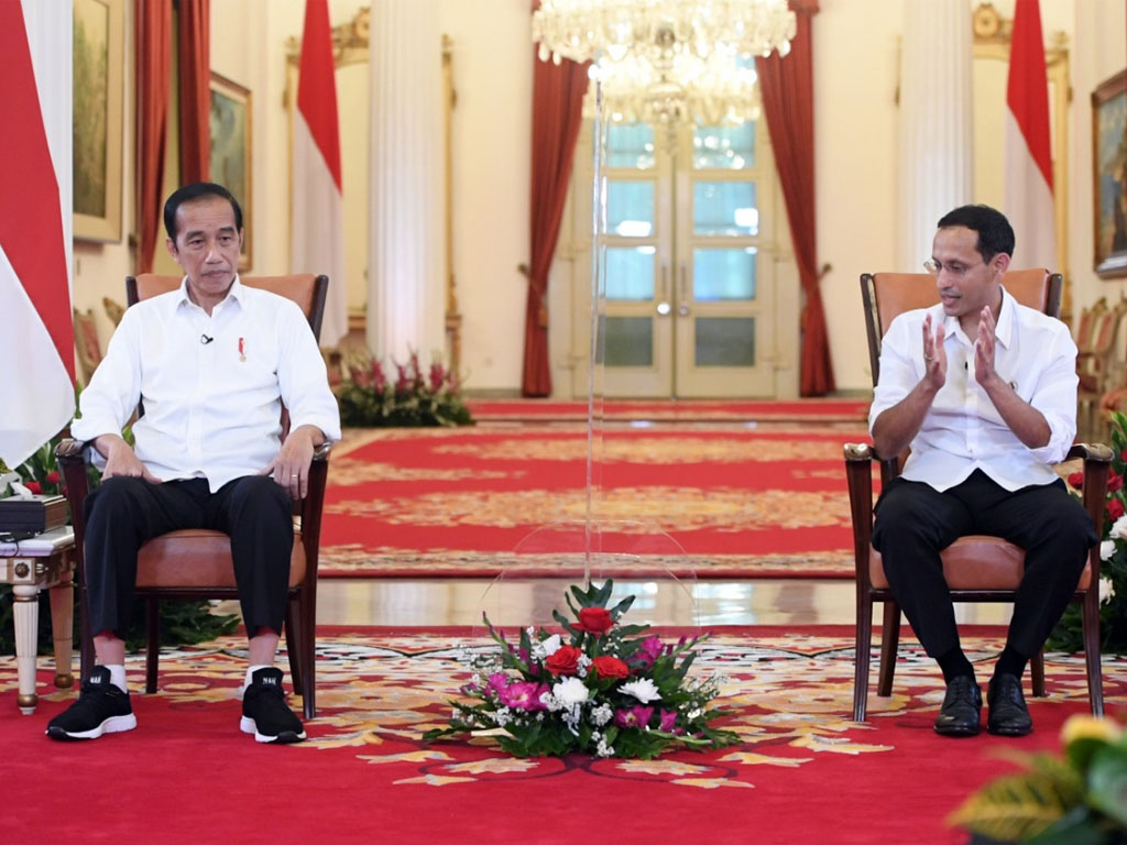 jokowi berbincang dengan nadiem