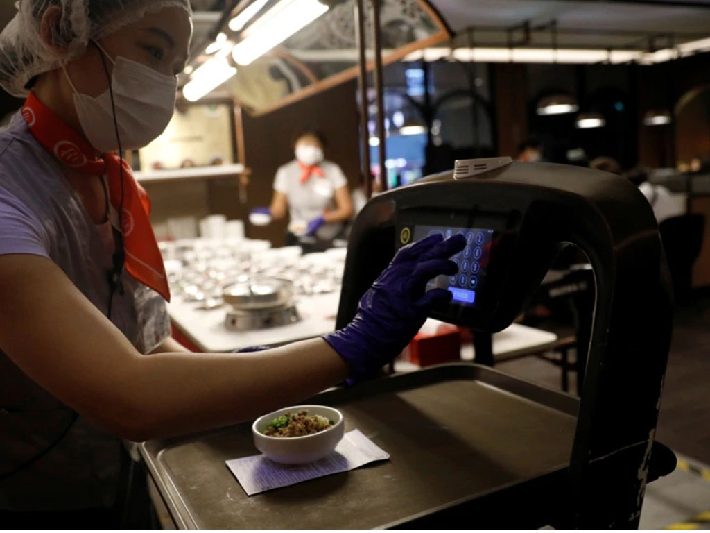 robot antar makanan