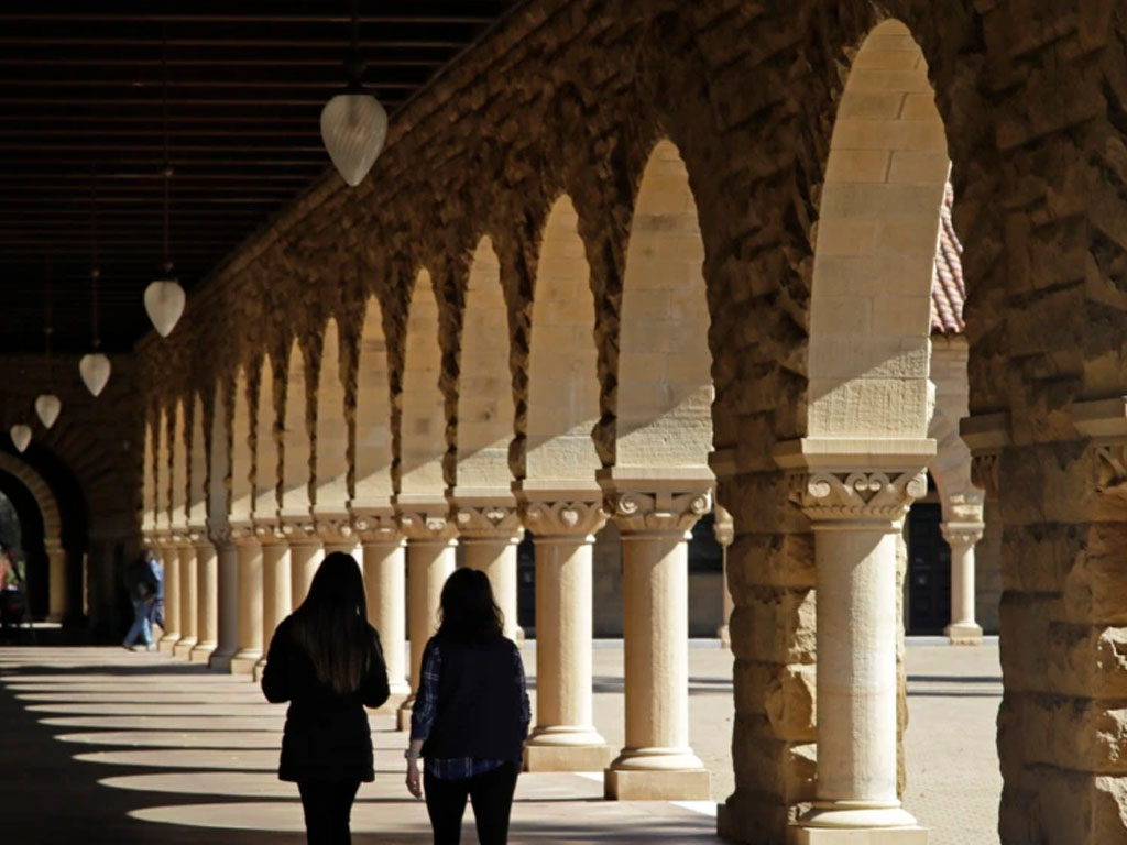 Mahasiswa berjalan di kampus Stanford University