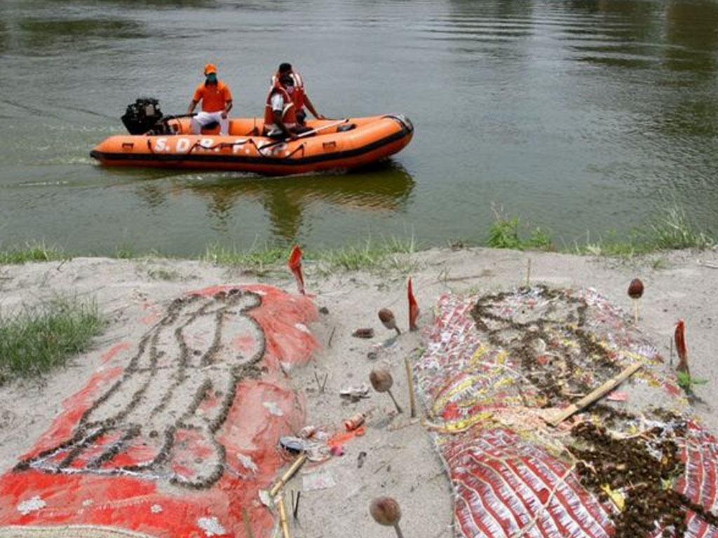 kuburan jenazah covid di tepi sungai gangga