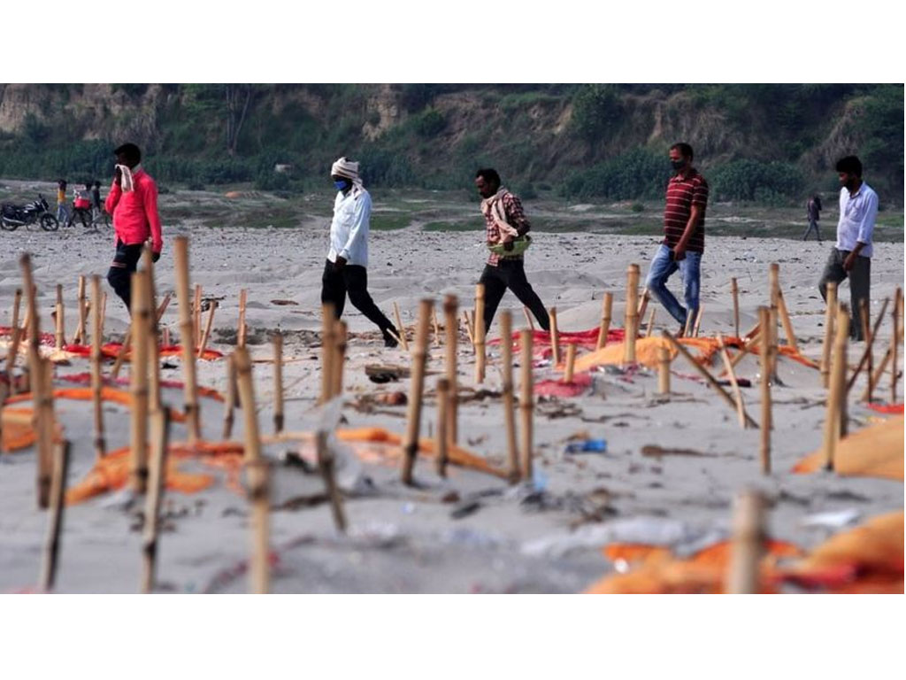 Kuburan dangkal di bantaran Sungai Gangga