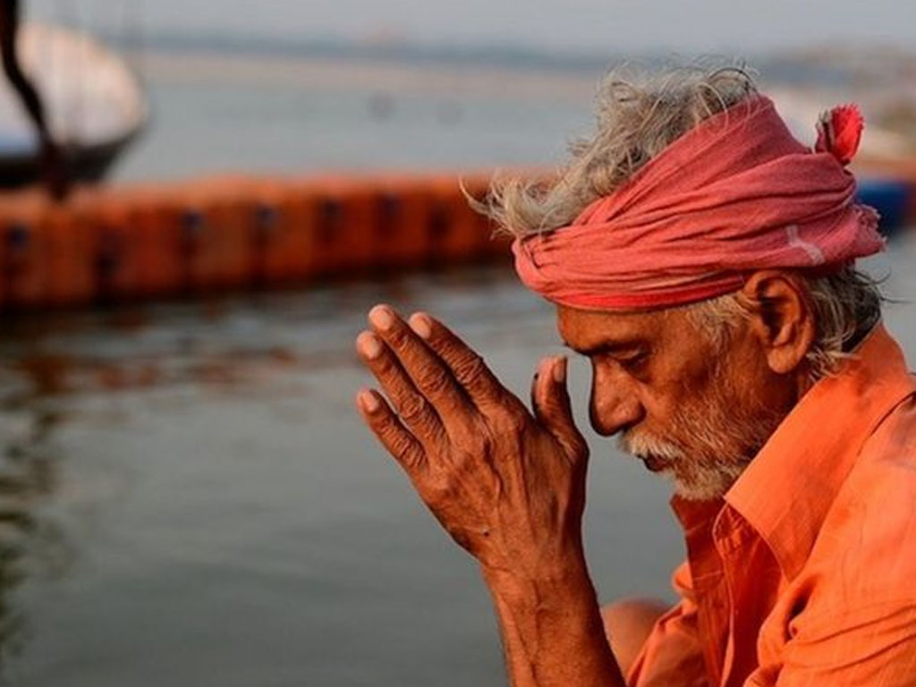 Seorang laki-laki di India berdoa di Sungai Gangga