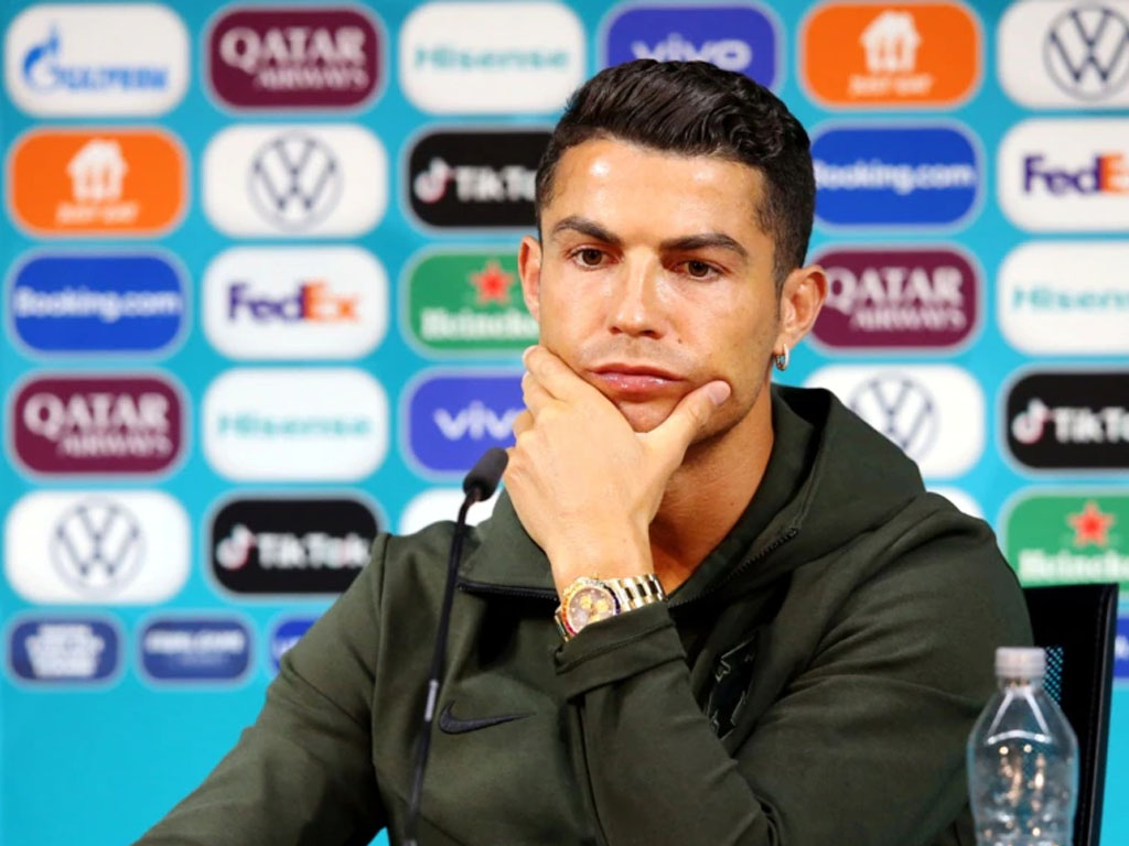 Cristiano Ronaldo singkirkan botol minuman