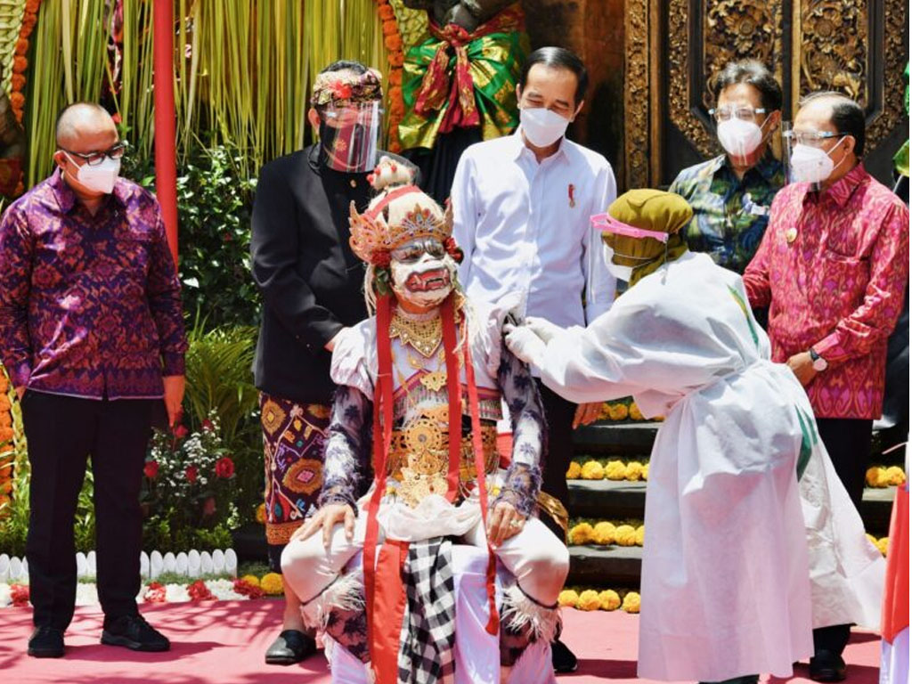 jokowi tinjau vaksinasi di bali