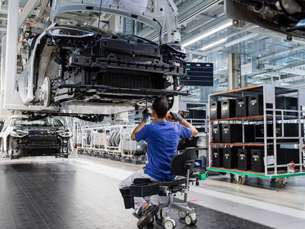 Perakitan mobil listrik di pabrik VW