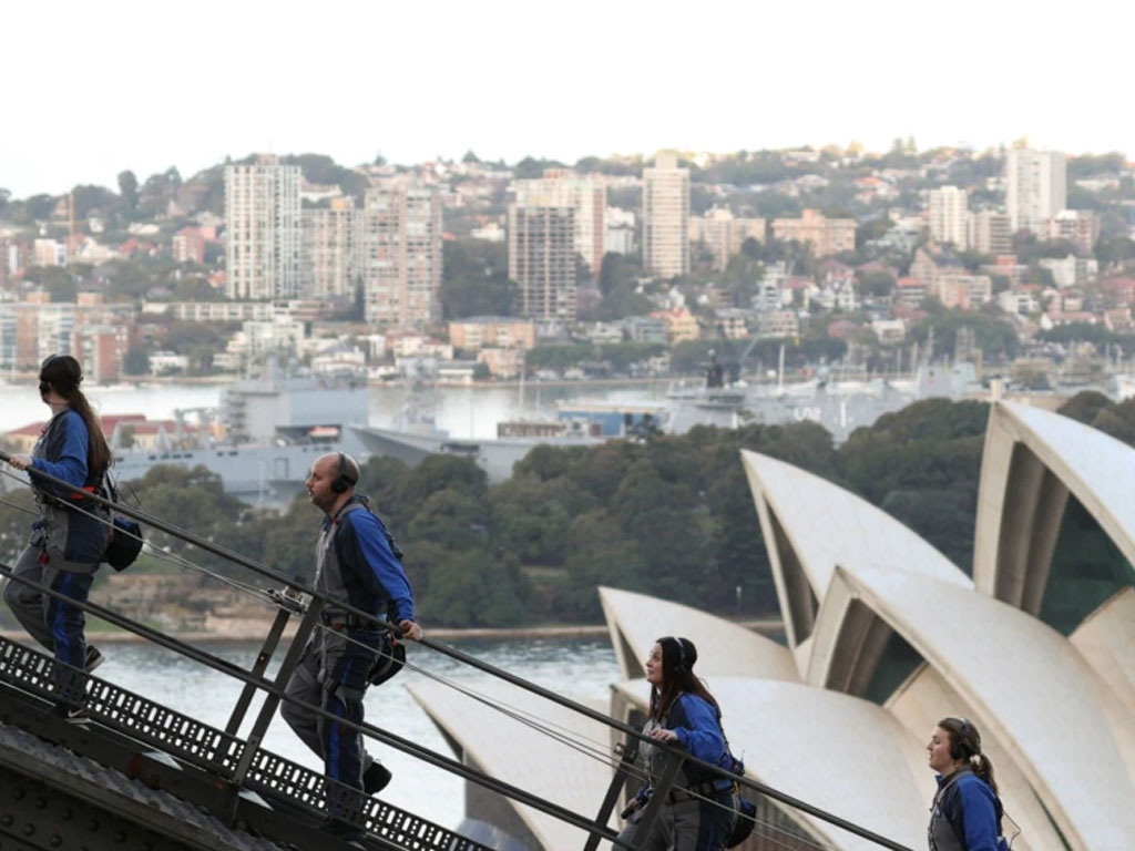 Orang-orang mendaki Sydney Harbour Bridge