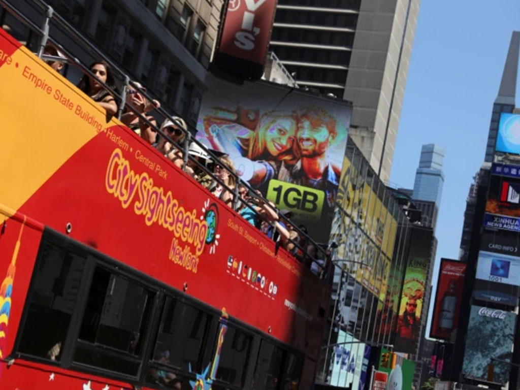 Turis menikmati suasana di Times Square