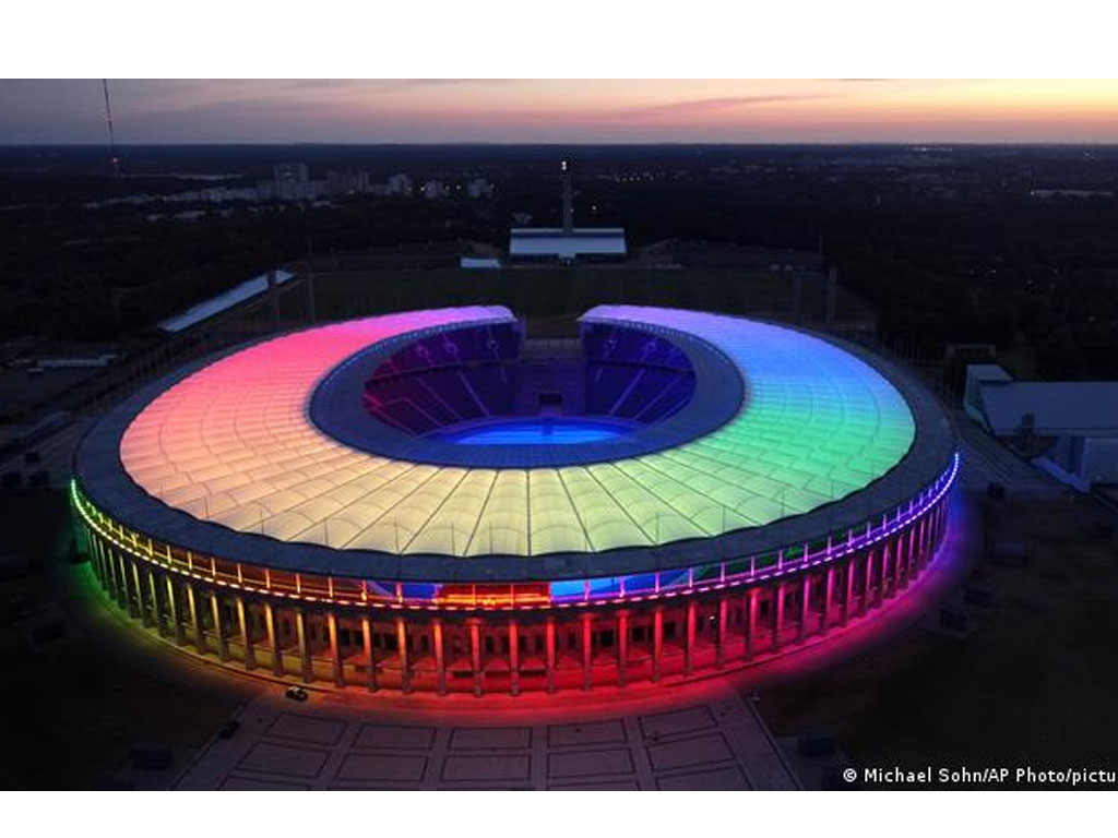 Olympiastadion di Berlin menyalakan lampu pelangi