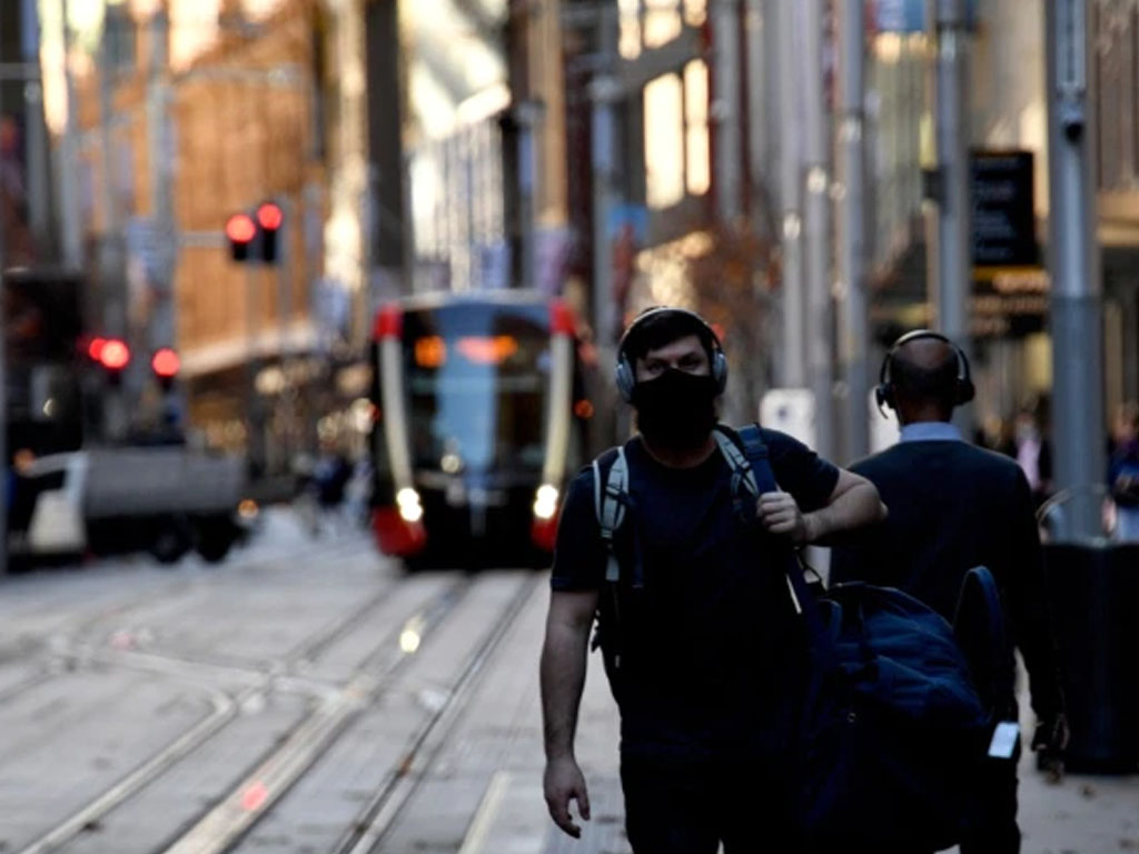 pria pakai masker di sydney